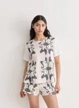 Remera básica de lino con estampado abstracto en tonos neutros y mangas cortas blancas.