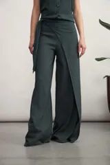 Pantalón de vestir color beige, de corte palazzo con abertura lateral y lazo en la cintura.