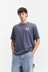 Remera azul con cuello redondo, mangas cortas y estampado de flores en el pecho.