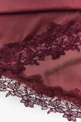 Pañuelo rectangular color borgoña, confeccionado en modal y seda, con aplicación de encaje a tono en los bordes.