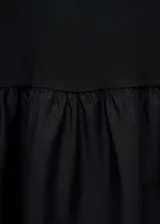 Vestido largo negro de tejido de punto con tirantes anchos, cuello redondo y falda evasé.