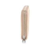 Billetera grande color taupe de símil cuero con cierre perimetral. Tiene 16 compartimentos internos y un bolsillo con cierre.