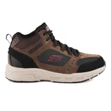Bota de media caña color marrón, con cordones y suela beige. Capellada de cuero, detalles de costuras y capas superpuestas. Plantilla Skechers Memory Foam y media suela con amortiguación.