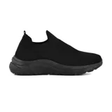 Zapatilla deportiva celeste de tela tejida con suela blanca.