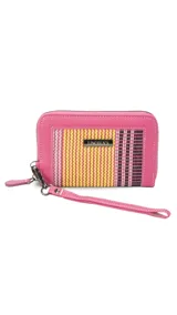 Billetera mediana de símil cuero color rosa, combinada con telar de colores amarillo, rosa y negro. Tiene compartimento interior con tarjeteros y cierre interior, monedero con cierre alrededor y correa de mano desmontable.