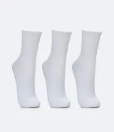Kit de tres pares de medias deportivas blancas de caña media con suela de toalla.