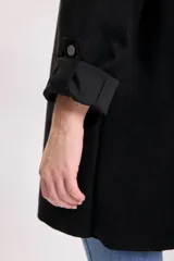 Blazer negro de corte recto y solapas clásicas.