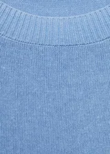 Sweater celeste de punto con cuello redondo y mangas largas.