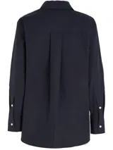 Camisa azul marino de algodón orgánico con corte amplio, cuello inglés, cierre frontal con botones blancos y logo de Tommy Hilfiger bordado en la manga.