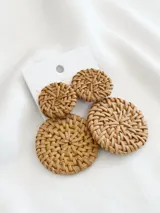 Par de aros tipo caravana redondos de mimbre color beige.