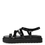 Sandalias con plataforma color negro, con tiras finas cruzadas y hebilla lateral.