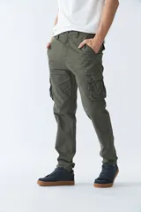 Pantalón cargo de hombre color verde militar, corte regular, con dos bolsillos laterales y logo bordado.