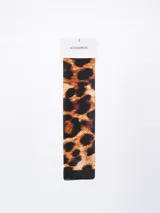 Pañuelo rectangular con estampado animal print de leopardo en tonos marrón y negro.