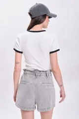 Short de jean gris con cintura paper bag, elástica y con botón. Tiene bolsillos delanteros y traseros.