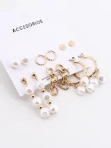 Set de seis pares de aros dorados con diferentes diseños: aros tipo botón con perlas, aros tipo botón negros, aros pequeños con textura trenzada, aros colgantes con perlas, aros tipo argolla con perlas colgantes y aros colgantes de cadena.