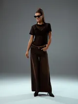 Pantalón negro de corte ancho.