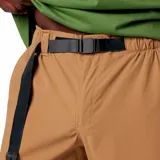 Short color arena con cinturón ajustable incorporado.