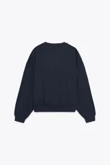 Sudadera azul marino de cuello redondo y manga larga, con texto "California" y diseño gráfico en blanco en el frente.
