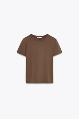 Camiseta marrón de algodón con cuello redondo y mangas cortas.