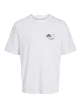 Camiseta blanca de manga corta y cuello redondo con estampado frontal con el texto "50/50 Worldwide Fairness. It's Wrong, It's Wrong, It's Wrong".