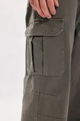 Pantalón cargo baggy color verde militar.