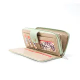 Billetera larga color marrón claro, con cierre de broche a presión en la solapa frontal y cierre de cremallera en el borde lateral. Presenta múltiples compartimentos internos y un bolsillo exterior con cierre.