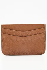 Tarjetero de cuero color marrón con tres ranuras para tarjetas y logo grabado en el frente.