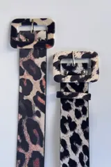 Cinto marrón con estampado de animal print, hebilla estándar y diseño ajustable.