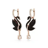 Par de aros colgantes Swarovski con forma de cisne, decorados con cristales negros y detalles en tono oro rosa. Cuentan con un aro mini con cristales y una circonia transparente en forma de pera colgando delicadamente.