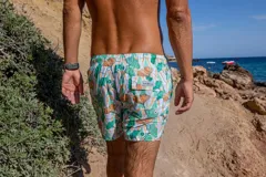 Short de baño estampado con hojas de ginkgo biloba en tonos verde y naranja, con cintura elástica y bolsillo trasero con etiqueta de la marca Von Braun.