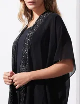Kimono negro de gasa con apliques de brillos, marca Jessica Mc Clintock.