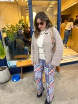 Pantalón de gabardina elastizada con estampado patchwork a cuadros en tonos azul, rojo, amarillo y blanco.