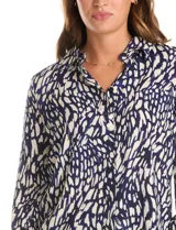 Camisa de rayón con estampado abstracto en azul marino y beige, cuello con solapa y cierre frontal con botones.