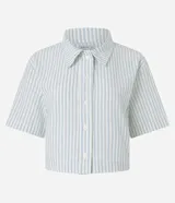 Camisa corta de sarga a rayas verticales celestes y blancas, con cuello inglés, mangas cortas y abotonadura frontal.