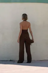Top marrón de cuello halter con textura y drapeado lateral. Espalda y bajo asimétricos. Cierre en cuello con botones.