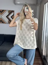 Remerón de crochet color crudo, con cuello redondo y mangas cortas.