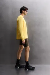 Mallas cortas de entrenamiento negras confeccionadas en tejido técnico y elástico en cuatro direcciones. Cuentan con cintura elástica ajustable con cordón interior, bolsillos laterales de fácil acceso y logo estampado en la espalda.
