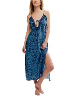 Vestido largo azul con estampado floral, breteles finos, escote en V con ribete de encaje y tajo lateral.