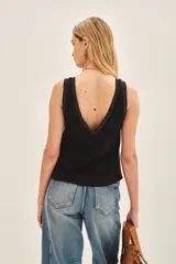 Remera blanca de lino y viscosa con moldería línea A y detalles en rib con lurex en escote y sisas.