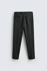 Pantalón de vestir de corte slim fit, color gris oscuro con micro estampado a cuadros. Cuenta con bolsillos laterales y traseros de doble vivo con botón. Cierre frontal con cremallera y botón.