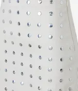 Pollera corta ajustada de bengalina color blanco, con tachuelas metálicas aplicadas en forma de puntos.