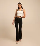 Pantalón boot cut de jeans negro, con bolsillos delanteros y traseros, cierre con botón y cremallera, y trabillas en la cintura.