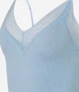 Blusa de pijama blanca, sin costuras (seamless), con breteles finos ajustables y escote en V adornado con encaje.