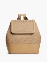 Mochila Tommy Hilfiger color beige con monograma de la marca en jacquard. Tiene asa superior, correas ajustables, cierre de solapa, compartimento principal y detalles distintivos de la marca.