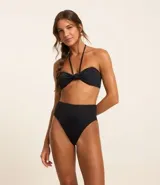 Top de bikini bandeau negro con tirantes finos y detalle de nudo en el centro.