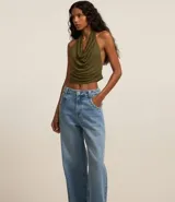 Pantalón skater de tiro bajo confeccionado en jeans con lavado dirty, trabillas anchas en la cintura y bolsillos diferenciados.