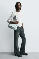 Zueco negro con capellada cerrada y suela track de goma.