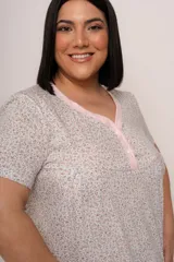 Camisón corto de algodón estampado con flores, escote en V con botones y mangas cortas.