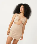Vestido corto color beige, de canalé con tirantes anchos y recortes con repuxados.