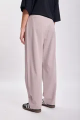 Pantalón de vestir color visón, de corte carrot, con pinzas en la cintura y bolsillos laterales.